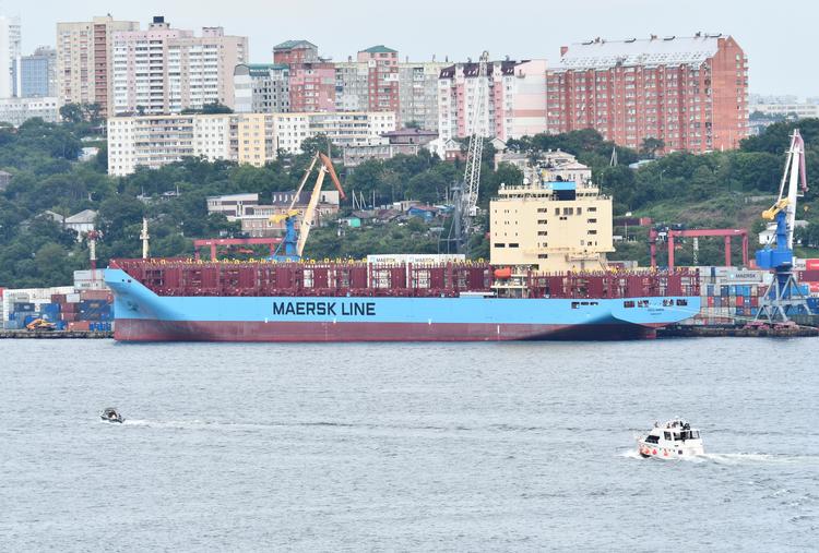'Venta Maersk' blev i august det første containerskib, der sejlede nord om Rusland; her er det ved kaj i Vladivostok. Rejsen gennem Ishavet forkorter turen mellem Asien og Europa, hvilket mindsker brændstofforbruget, men ikke løser klimaproblemet. Maersk har lovet at søsætte det første klimaneutrale skib i 2030, men endnu er teknikken ikke til stede. Foto: Yuri Maltsev/Ritzau Scanpix