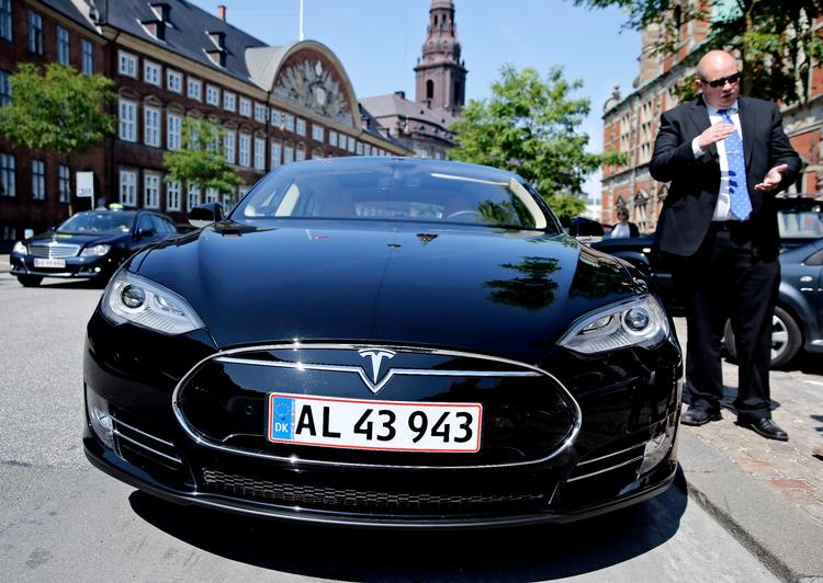 Hvis elbiler som denne Tesla skal have lav eller ingen afgift, kommer statskassen til at mange et stort milliardbeløb, skriver de økonomiske vismænd. Arkivfoto. Foto: Jens Dresling/POLFOTO