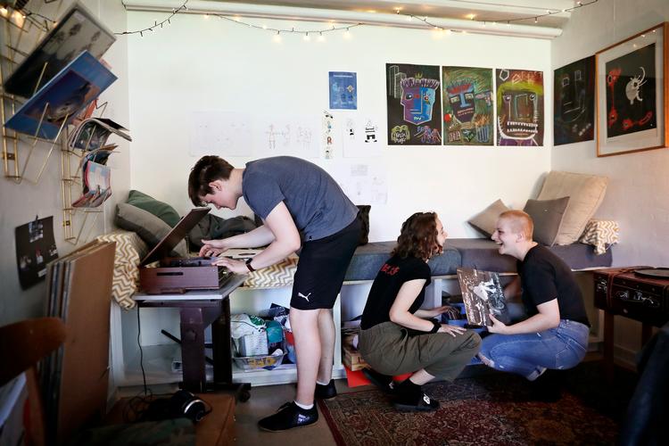 Christoffer Mcewan, Anna Elm og Anna Laurfeldt går i en prøvefri 10. klasse på Osted Efterskole og var til optagelsesprøve til gymnasiet.  Foto: Jens Dresling/POLFOTO