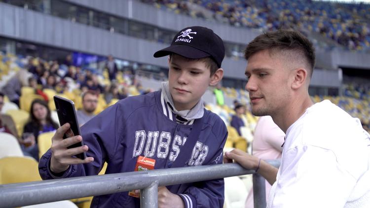 Mikkel Duelund kæmper med sproget i Kijev. Her tager en fan en selfie med den unge dansker. Foto: Doceye ApS 