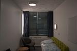 På Psykiatrisk Center Københavns afdeling O ved Rigshospitalet undersøger forskere, om dynamisk lys etableret på sengestuerne kan hjælpe patienter med svær depression. Det kunstige, dynamiske lys skifter i løbet af dagen og natten. Normalt vil persiennerne være trukket op, så patienten også får glæde af udendørs lys, der trænger ind. Foto: Peter Hove Olesen/POLFOTO