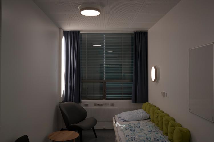 På Psykiatrisk Center Københavns afdeling O ved Rigshospitalet undersøger forskere, om dynamisk lys etableret på sengestuerne kan hjælpe patienter med svær depression. Det kunstige, dynamiske lys skifter i løbet af dagen og natten. Normalt vil persiennerne være trukket op, så patienten også får glæde af udendørs lys, der trænger ind. Foto: Peter Hove Olesen/POLFOTO