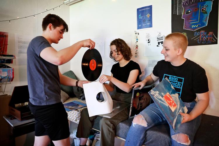 Christoffer Mcewan, Anna Elm og Anna Laurfeldt går i en prøvefri 10. klasse på Osted Efterskole. De var blandt de 5300 elever, der fredag var til optagelsesprøve til gymnasiet. 
   Foto: Jens Dresling/POLFOTO