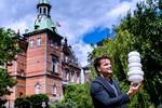 Den danske stjernearkitekt Bjarke Ingels med en model af det nye hotel, som hans tegnestue har udarbejdet, og som Tivoli vil opføre inde i forlystelseshaven. Foto: Bax Lindhardt