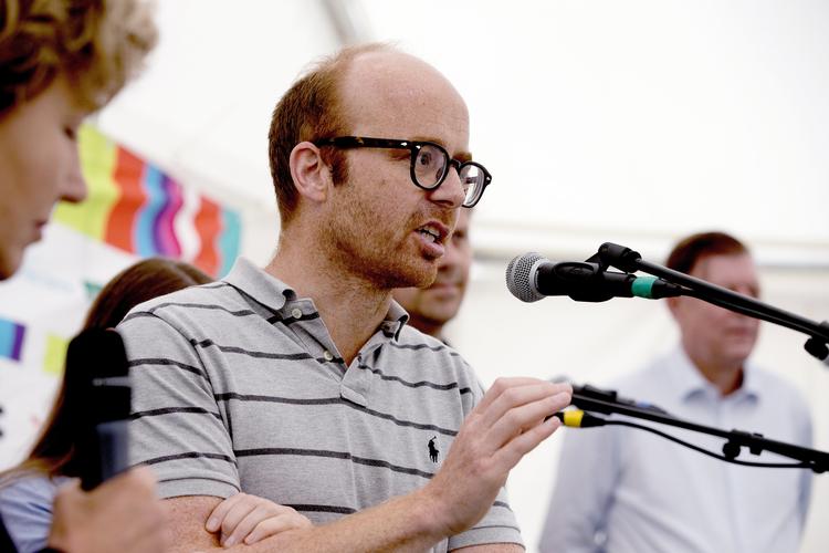 Martin Præstegaard var afslappet i tøjet under en paneldebat på Folkemødet. Foto: Finn Frandsen/POLFOTO