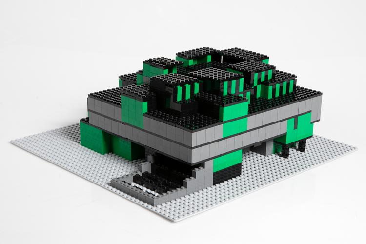 
    Politikens bagsideredaktør Annette Nyvang har bygget bygningen Blox i Lego. Hjælp den på vej ved at følge den på ideas.lego.com.
   Foto: Finn Frandsen/POLFOTO