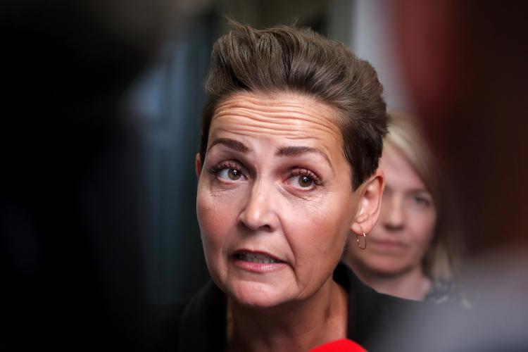 Pia Olsen Dyhr talte med perssen, inden hun gik ind til forhandlinger med Kongelig Undersøger, Mette Frederiksen.  Foto: Jens Dresling/POLFOTO