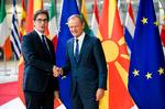 Nordmakedoniens præsident Stevo Pendarovski, der her ses med EU-præsident Donald Tusk, må sande, at beslutningen om at begynde optagelsesforhandlingerne om EU-medlemsskab på ny er blevet udskudt  Foto: John Thys/Ritzau Scanpix