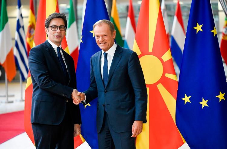 Nordmakedoniens præsident Stevo Pendarovski, der her ses med EU-præsident Donald Tusk, må sande, at beslutningen om at begynde optagelsesforhandlingerne om EU-medlemsskab på ny er blevet udskudt  Foto: John Thys/Ritzau Scanpix