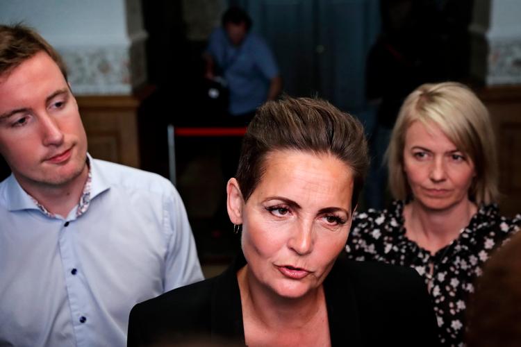 Pia Olsen Dyhr sammen med Jacob Mark og Lise Müller forud for dagens forhandlinger. Foto: Jens Dresling/POLFOTO