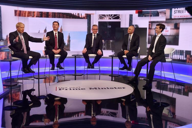 Boris Johnson, Jeremy Hunt, Michael Gove, Sajid Javid og Rory Stewart ved debatten på BBC tirsdag aften. 
   Foto: Handout/Ritzau Scanpix