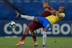 Venezuelas Salomon Rondon og Brasiliens  Fernandinho i duel natten til onsdag. Kampen endte 0-0. Foto: Juan Mabromata/Ritzau Scanpix