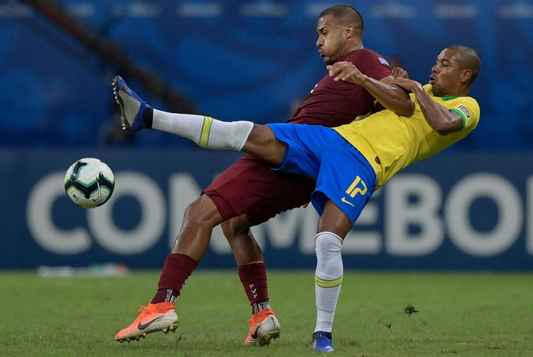 Venezuelas Salomon Rondon og Brasiliens  Fernandinho i duel natten til onsdag. Kampen endte 0-0. Foto: Juan Mabromata/Ritzau Scanpix