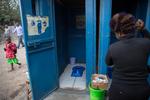 Et toilet i Mukura Kwa Ruben-slumbyen i Nairobi i Kenya viser de fremskridt, der er sket, når det gælder sundhedshygiejne. Foto: Stringer/Ritzau Scanpix