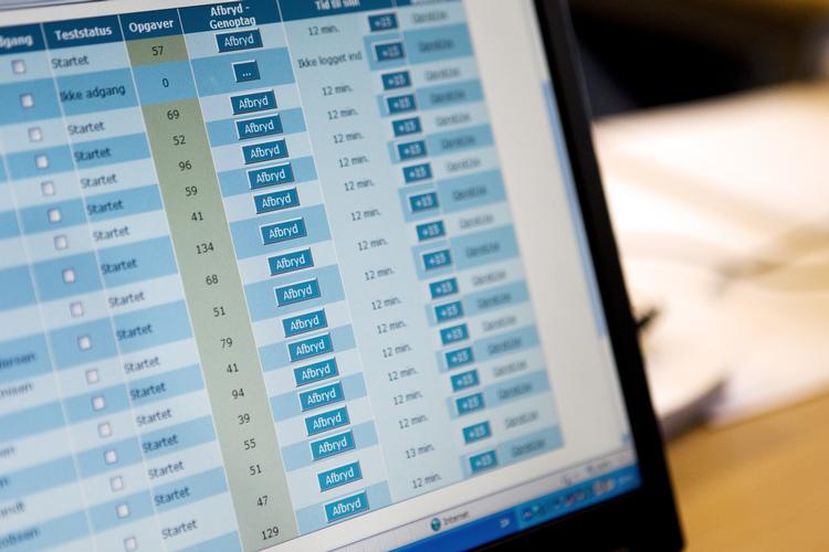 Den nationale test i Biologi i 8. klasse på Terndrup Skole. Læren kan under testen, på sin egen computer,  følge med i, hvor mange spørgsmål de enkelte elever har svaret på.
   Foto: Tobias Nørgaard Pedersen/POLFOTO