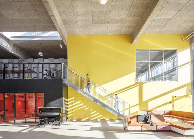 Dansestudiet er gult og går som den eneste boks helt fra gulv til loft Foto: Rasmus Hjortshøj/COAST
