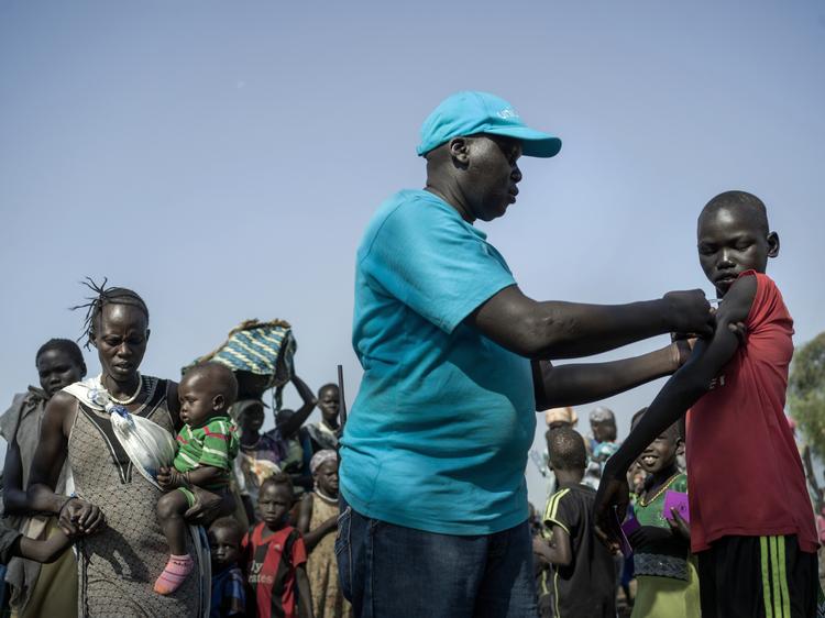 En UNICEF-medarbejder, giver en vaccine mod mæslinger i Sydsudan. Foto: Mads Nissen/POLFOTO