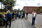 
Elever fra Langkaer Gymnasium venter på bussen. Gymnasiet havde sidste år 28 procent etnisk danske elever på stx, måtte forrige år opgive at fortsætte som en selvstændig institution. Arkivfoto
   Foto: Mathilde Bech/POLFOTO