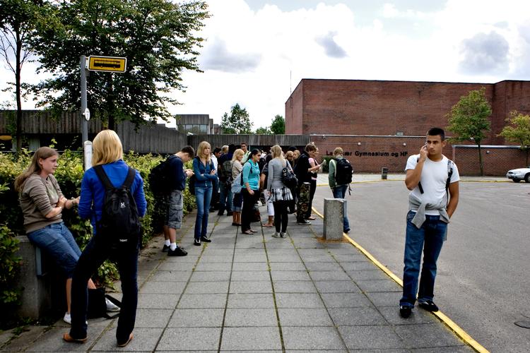 
Elever fra Langkaer Gymnasium venter på bussen. Gymnasiet havde sidste år 28 procent etnisk danske elever på stx, måtte forrige år opgive at fortsætte som en selvstændig institution. Arkivfoto
   Foto: Mathilde Bech/POLFOTO