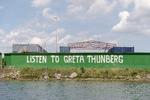 Et stort ’LISTEN TO THUNBERG’-værk i havnen nær Sluseholmen.

   Foto: Peter Hove Olesen/POLFOTO