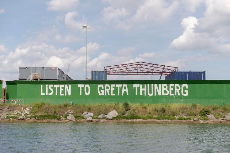 Et stort ’LISTEN TO THUNBERG’-værk i havnen nær Sluseholmen.

   Foto: Peter Hove Olesen/POLFOTO