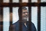 
 Mohammed Morsi, første folkevalgte præsident i Egypten, kuppet i 2013 af militæret - som i danne uge lod ham dø i en retssal, anklaget for spionage. Demonstrationer og gudstjenester i hans ære blev forbudt, og familien blev nægtet tilladelse til at begrave Egyptens største samvittighedsfange i hans hjemby.

   Foto: Khaled Desouki/Ritzau Scanpix