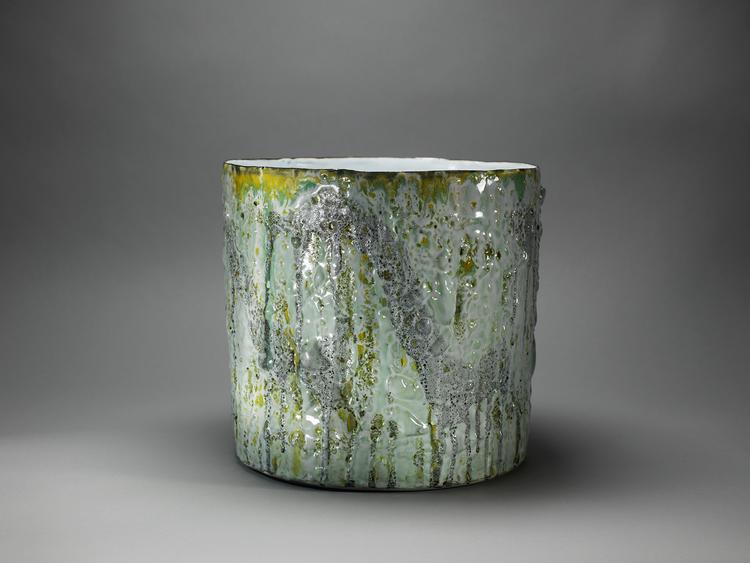 Overfladen på Gunilla Maria Åkessons cylinder ligner en svensk skov, umiddelbart som foråret sætter ind. Grønt, sprødt og fyldt med saft.  Foto: Ann Linnemann Galleri
