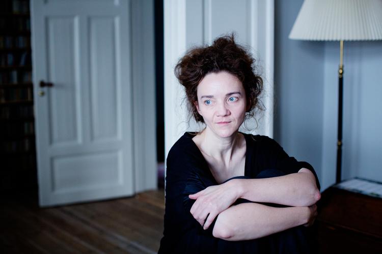 
 »Det er klart, at der bliver mindre tid til at skrive. Men det er nu ikke sådan, at jeg er holdt op! Jeg forestiller mig sådan set, at jeg skal færdiggøre noget, en bog, her i sommerperioden«, siger den nye rektor på Forfatterskolen, Ursula Andkjær Olsen.
   Foto: Melissa Kühn Hjerrild/POLFOTO