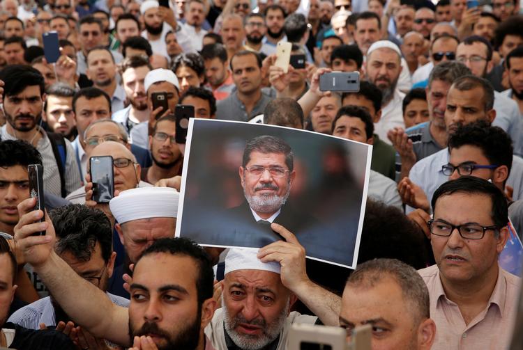  Mohamed Morsi blev begravet i stilhed i Cairo, men mange steder i den muslimiske verden var der større mindehøjtideligheder for ham, som her i en moské i Istanbul i Tyrkiet.   Foto: Murad Sezer/Ritzau Scanpix