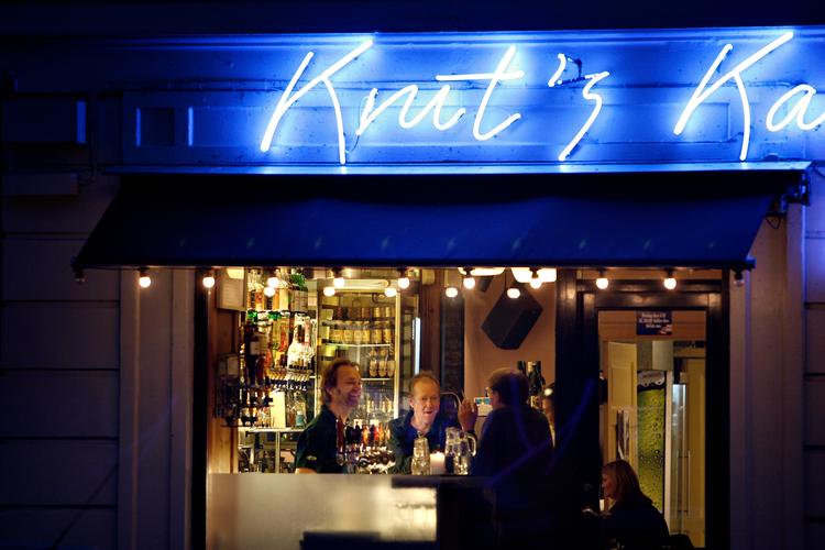 »Jeg må jo prøve at holde kontakt med nogen af dem på anden vis, vi har jo kendt hinanden i mange år efterhånden«, siger Peter Kjær, ejeren af Krut's Karport, om forholdet til sine stamgæster. Cafeen lukker 29. juni. 
   Foto: Jacob Ehrbahn/POLFOTO