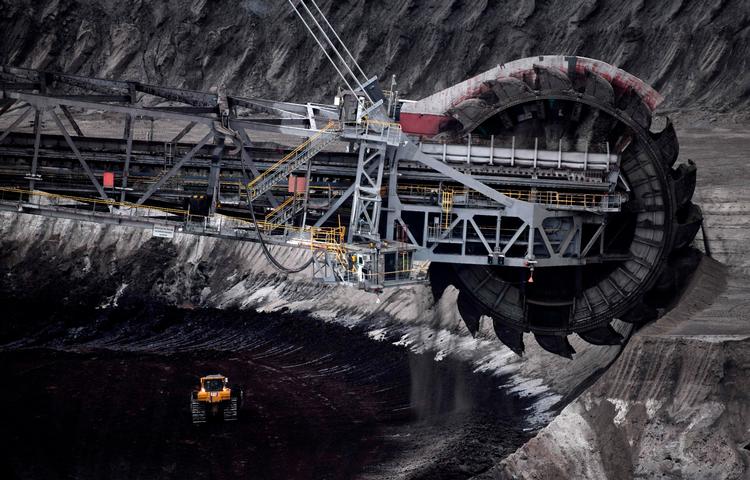 En del af de tyske brunkul kommer fra den 48 kvadratkilometer store åbne Garzweiler-mine. På fredag planlægger aktivister at trænge ind på området for at stoppe de store maskiner, der udvinder brunkullet.   Foto: Ina Fassbender/Ritzau Scanpix