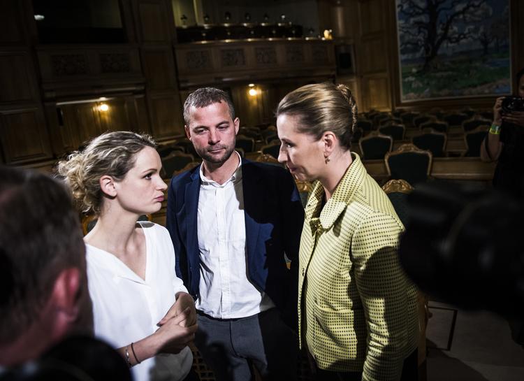 
Arkiv: Morten Østergaard, Pernille Skipper og Mette Frederiksen i en snak på valgaftenen 2019. Allerede her var der alvorlige miner. 
   Foto: Jonas Olufson
