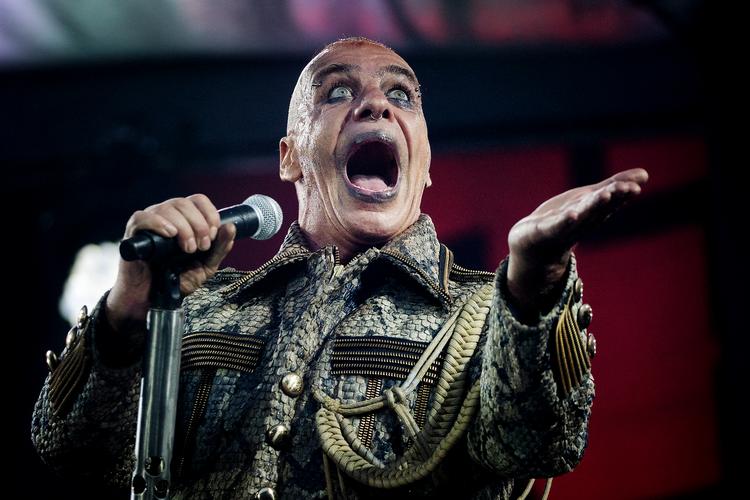 Rammstein spillede foran et fyldt Parken i københavn onsdag aften. Det tyske band var klart bedst i anden halvdel af koncerten. 
   Foto: Martin Lehmann/POLFOTO