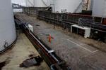 383 millioner liter brændstof er den samlede lagerkapacitet hos Oiltanking Copenhagen. Og så er der de andre firmaer på Benzinøen/Prøvestenen. Tilsammen en hel by med vejnavne som L-Vej og M-Vej og højhuse i form af tanke på op til 22 meters højde. 
   Foto: Mads Nissen/POLFOTO
