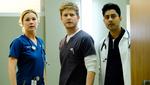 Tænder man først for et afsnit af 'The Resident', er der overhængende fare for, at man ender med at have set fire. Foto: Netflix