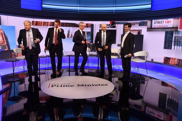 Kamphaner. Valgkamp tirsdag på BBC mellem fem mænd, der vil ud af EU. Fra venstre er det Boris Johnson, Jeremy Hunt - efter ugens afstemninger er kun de to tilbage i kapløbet. Videre mod venstre Michael Gove, Sajid Javid and Rory Stewart. Hvis det bliver Boris Johnson, som i øjeblikket lader til at være favorit til at vinde slaget om at blive landets næste premierminister, frygter den franske økonom Gabriel Zucman, at Storbritannien bliver et nyt skattely for verdens allerrigeste personer og firmaer.  Foto: Jeff Overs/BBC/Ritzau Scanpix