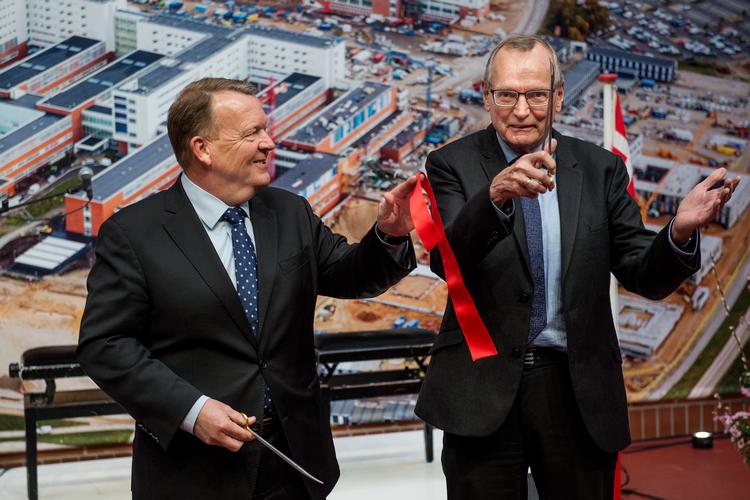 Statsministeren Lars Løkke Rasmussen (V) og regionsrådsformand Bent Hansen (S) indvier den 27. februar 2017 det nye hospitalsbyggeri i Skejby. Hospitalet er det første - og største af 15 kvalitetsfondsbyggerier, der i disse år skyder op over hele landet. For 12 år siden ønskede staten at bruge 13 milliarder kroner på supersygehuset i Aa. Efter finanskrisen blev ambitionerne neddroslet og prisen endte på det halve. Foto: Casper Dalhoff/POLFOTO