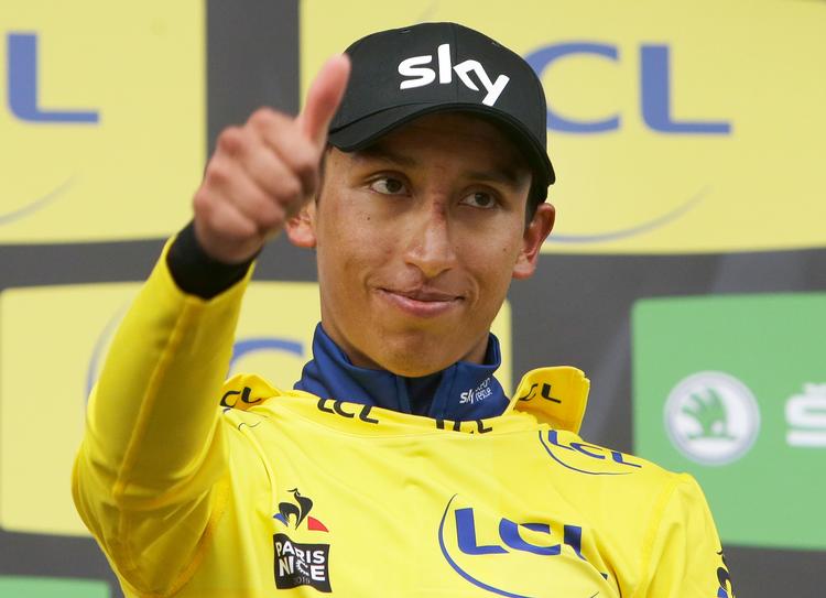 Colombianeren Egan Bernal ses her i den gule førertrøje, han tidligere på året erobrede i Paris-Nice. Nu kører han også i gult i Tour de Suisse. Foto: Claude Paris/Ritzau Scanpix