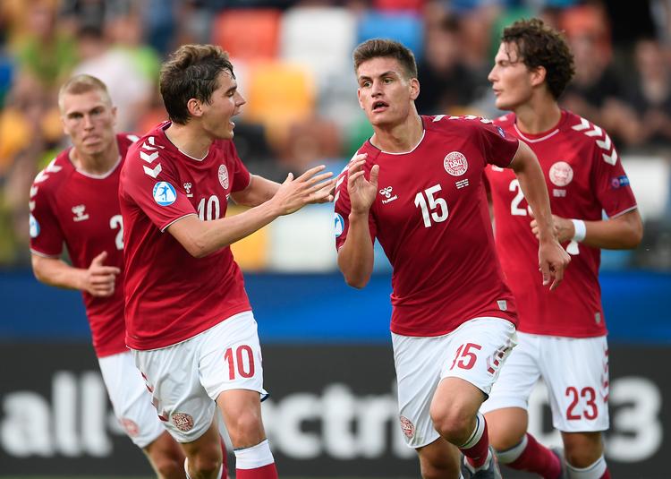 Joakim Mæhle (nr. 15) scorede to gange i 3-1-sejren og var en af fire nye i startopstillingen. »Det var fantastisk, jeg kunne hjælpe holdet«, lød det uselvisk fra Genk-backen til DR.  Foto: Lars Poulsen/POLFOTO