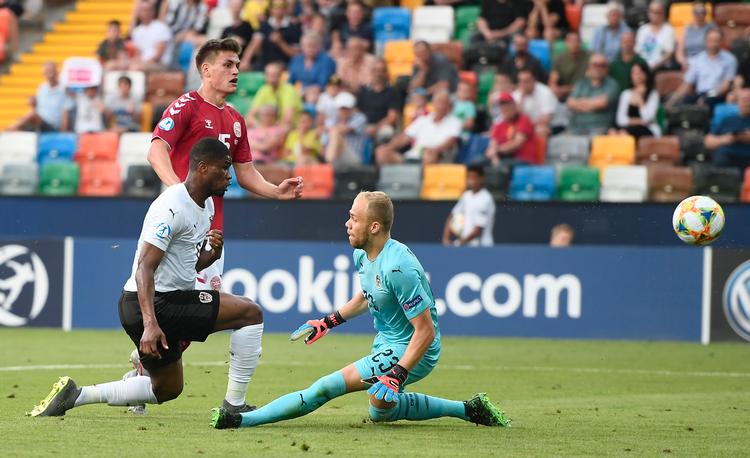 Joakim Mæhle scorede med et fint chip til 1-0.  Foto: Lars Poulsen/POLFOTO