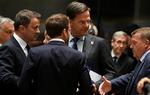 Luxemborgs premierminister Xavier Bettel, sammen med den franske præsident  Emmanuel Macron, Hollands Mark Rutte og så Danmarks repræsentant, fungerende statsminister Lars Løkke Rasmussen under EU-topmødet torsdag.  Foto: Piroschka Van De Wouw/Ritzau Scanpix