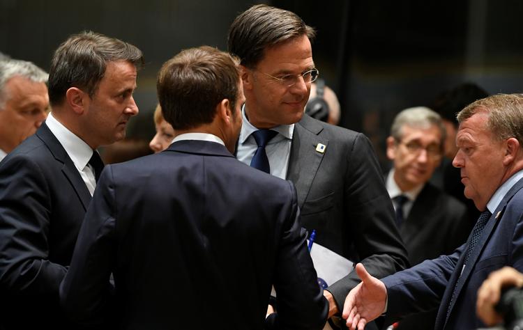 Luxemborgs premierminister Xavier Bettel, sammen med den franske præsident  Emmanuel Macron, Hollands Mark Rutte og så Danmarks repræsentant, fungerende statsminister Lars Løkke Rasmussen under EU-topmødet torsdag.  Foto: Piroschka Van De Wouw/Ritzau Scanpix