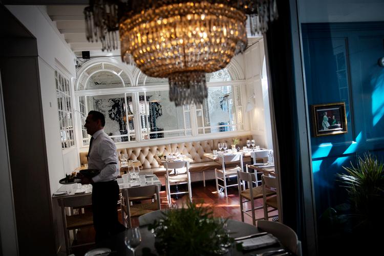 Der er for meget bling i bistroen, skriver anmelder Joakim Grundahl om Louises Fiskebar, der er åbnet i Vester Voldgade ved Rådhuspladsen. Foto: Martin Lehmann/POLFOTO