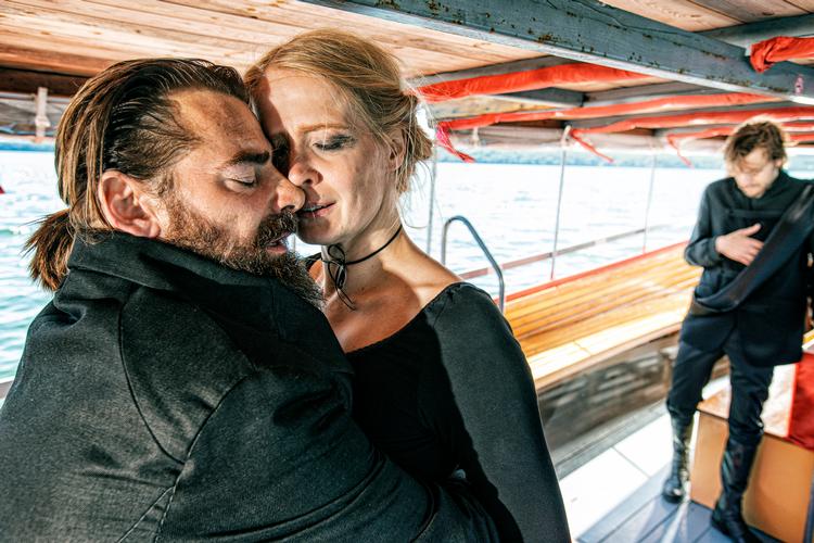 Lise Lauenblads Grevinde Danner er fanget mellem sine to mænd: bladkongen (Rolf Hansen) og kong Frederik d. 7 (Brian Hjulmand). Foto: Per Morten Abrahamsen. 