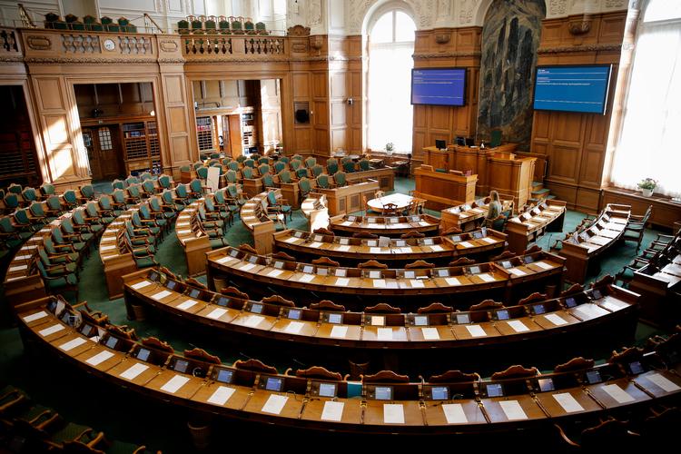 
    Folketingets afslutningsdebat, 2016. En tom Folketingssal kort før afslutningsdebatten går igang.
   Foto: Jens Dresling/POLFOTO