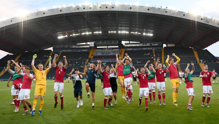 Dansk jubel over en sejr, der kan ende med at udløse en olympisk kvalifikation. Eller en lang næse.
   Foto: Lars Poulsen/POLFOTO