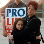 
Norma McCorvey aka. 'Jane Roe' i 1997, to år efter hun blev genfødt som kristen og blev abortmodstander – efter et helt liv som symbolet for den højesteretsdommen 'Roe vs. Wade'  der gjorde aborten fri i USA.   Foto: Ron Heflin/Ritzau Scanpix