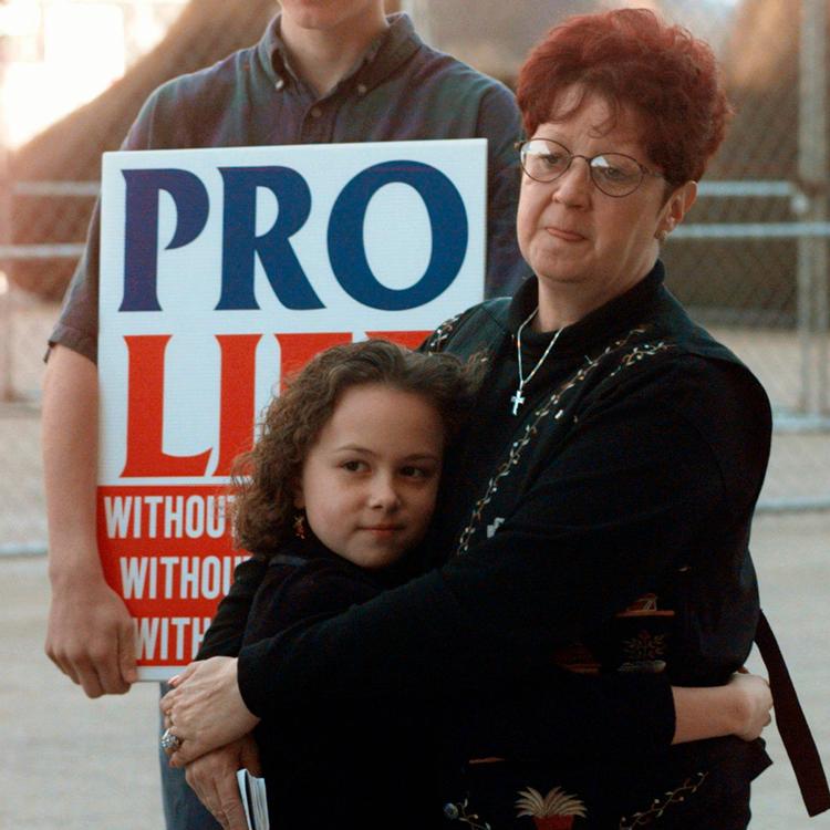 
Norma McCorvey aka. 'Jane Roe' i 1997, to år efter hun blev genfødt som kristen og blev abortmodstander – efter et helt liv som symbolet for den højesteretsdommen 'Roe vs. Wade'  der gjorde aborten fri i USA.   Foto: Ron Heflin/Ritzau Scanpix