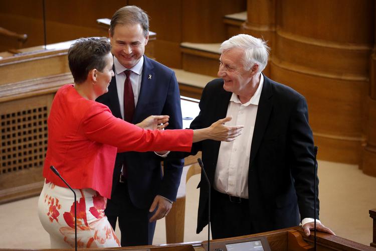 Det nyvalgte Folketing holdt i dag det første møde efter valget. Her hilser SF's Pia Olsen Dyhr, Socialdemokraternes Nicolai Wammen og Socialdemokraternes Henrik Dam Kristensen på hinanden.   Foto: Jens Dresling/POLFOTO