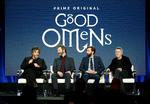 Til venstre ses medforfatter til romanen 'Good Omens', Neil Gaiman. Derefter skuespillere fra rollebesætningen: Michael Sheen, David Tennant og til sidst producer Douglas Mackinnon. Foto: Danny Moloshok/Ritzau Scanpix